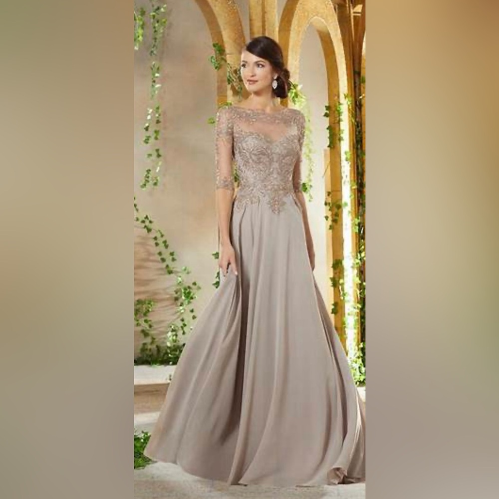 Sophisticated Long Sleeve Lace Gown in Cream
